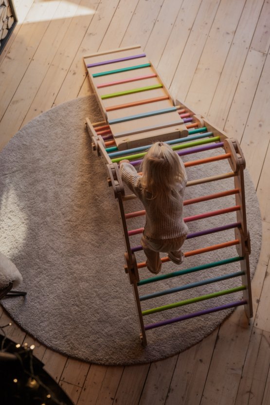 Krāsainas trepītes ar slidkalniņu/dēlīšu rampu